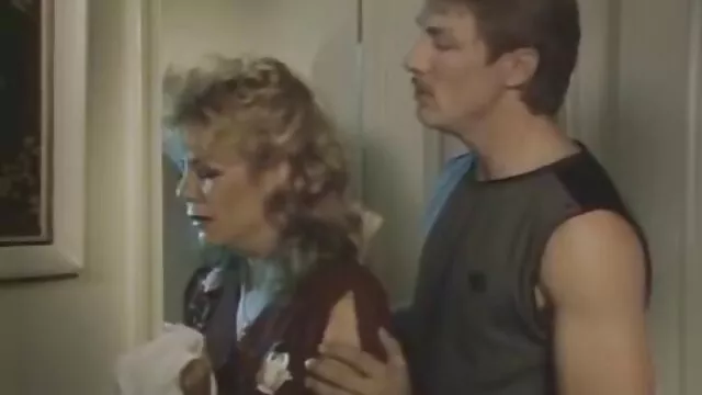 XXX geen registratie  Brunette met een tatoeage op porn mobil gratis haar arm geeft het op met haar ogen dicht