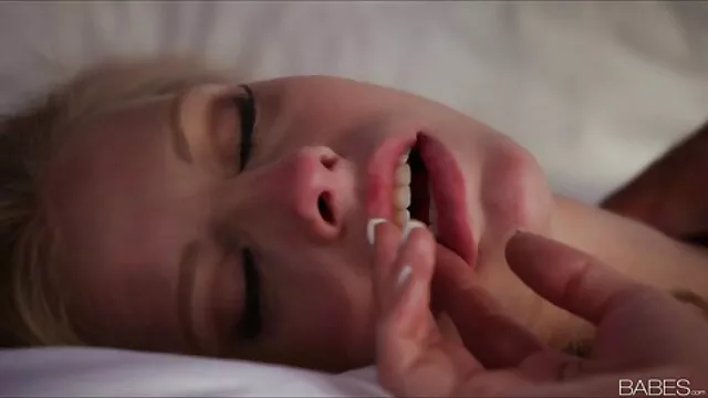 Porno Geen registratie  Gebruind Blondje verleid op het gratis seks film werk collega ' s