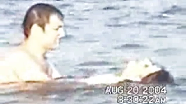 XXX geen registratie  Gespierde vent zet je vriendin bij sex en pornofilms de rivier.