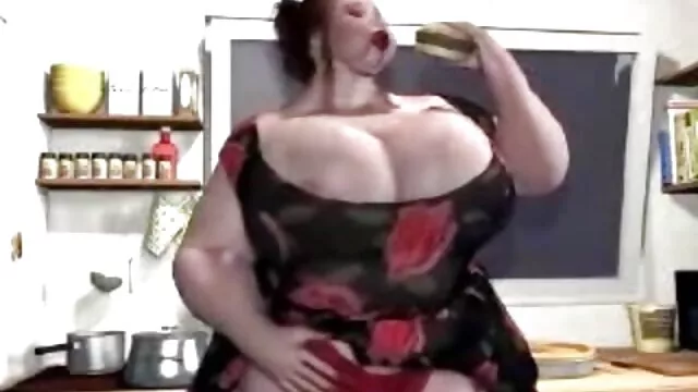XXX geen registratie  De oude vrouw die werkt met een klein lid zoo tube gratis van een grappige student