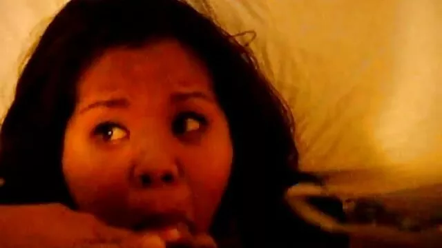 XXX geen registratie  Drie mannen video porno dentro pakken jonge brunette.