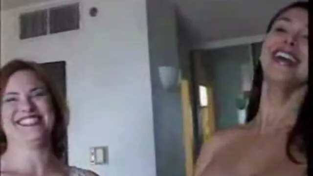XXX geen registratie  Roodharig meisje vraagt zoo tube gratis om anale seks.