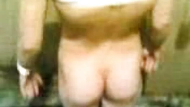 XXX geen registratie  De baas scheurde secretaresse lesbische seksfilm in kousen op het werk en sperma in de mond