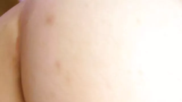 XXX geen registratie  Het jonge meisje filmepirnogratis spreidde haar benen voor een zwarte man.