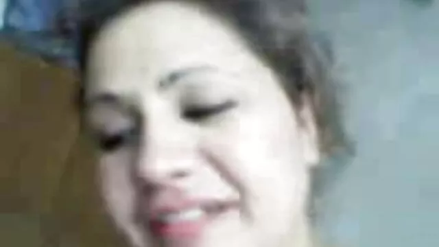XXX geen registratie  Het jonge video orgia gratis meisje dat rijke klanten bedient