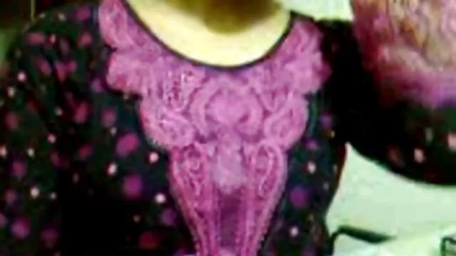 XXX geen registratie  Een man neukte de videoporno sexy Russische meid in haar strakke kont.