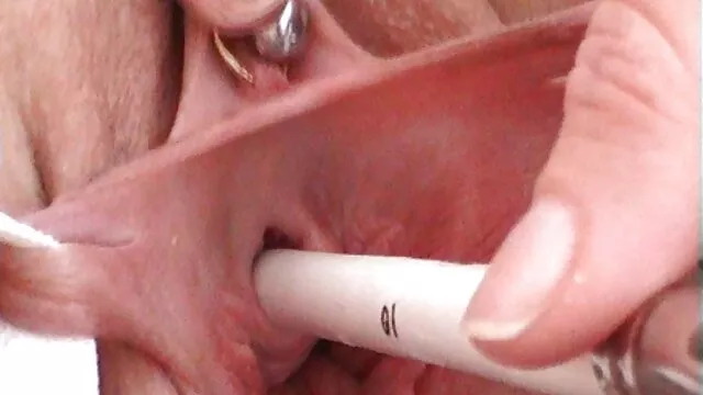 XXX geen registratie  Sexy teef krabbelt een pijpbeurt gratis anal in het park voor hahalnya