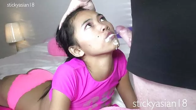 XXX geen registratie  De brunette voor de aankomst van haar minnaar die met po orno dildo speelt.