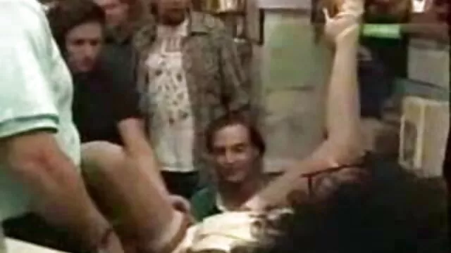 XXX geen registratie  Het pirno xx dragen van een meisje met grote siliconenborst